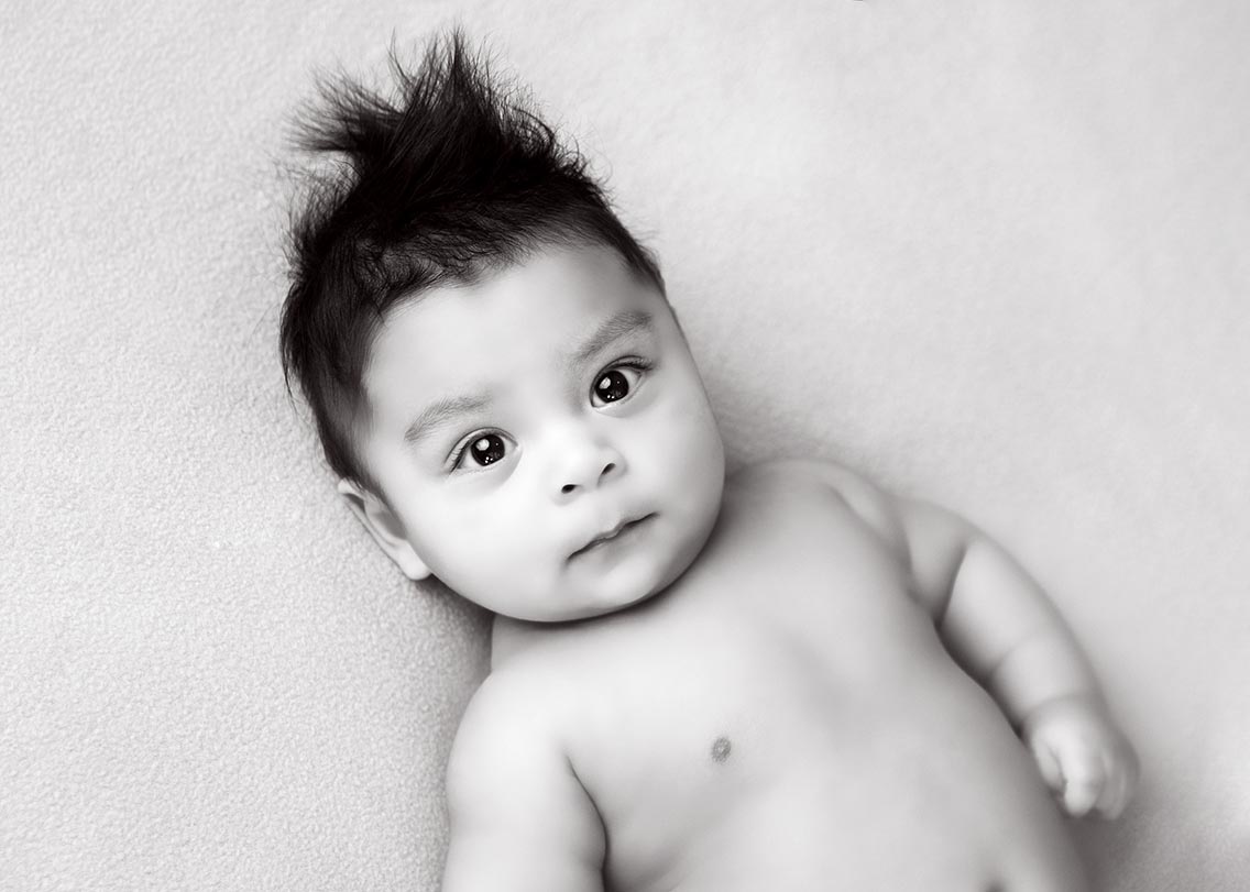 Bilde av baby som ligger på ryggen. Bildet er i sh